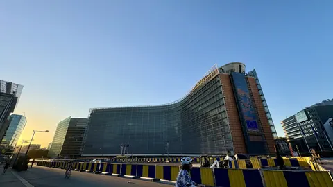 Gmach Berlaymont, siedziba Komisji Europejskiej w Brukseli, o zmierzchu – charakterystyczna przeszklona fasada w kształcie krzyża.