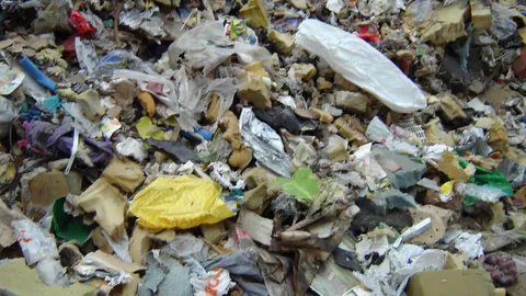 Zbliżenie na rozdrobnione odpady komercyjne – mieszanina tworzyw, papieru i folii przed przetworzeniem na paliwo RDF.